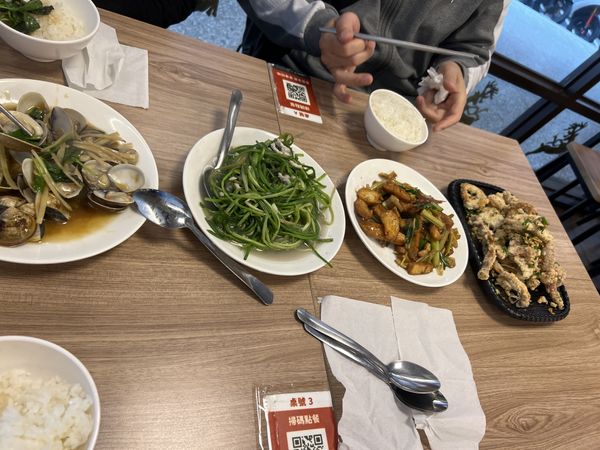 Stir fried clams, shuilian vegetables, Hakka stir-fry, Deep-fried calamari at Dōnghú Jiāxiāng Xiǎochī