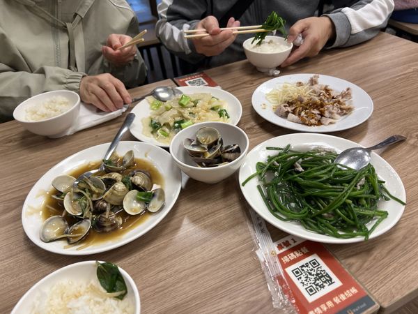 Stir fried clams, shuilian vegetables, Hakka stir-fry, Deep-fried calamari at Dōnghú Jiāxiāng Xiǎochī