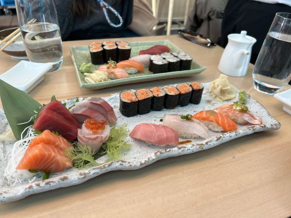 Momoya - sushi and sashimi set
