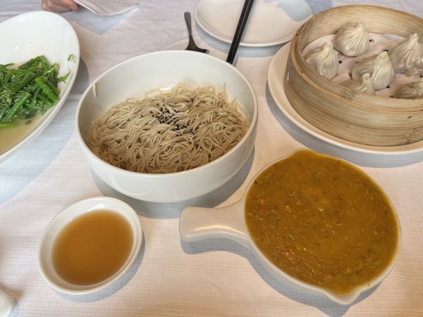 Crab roe noodles