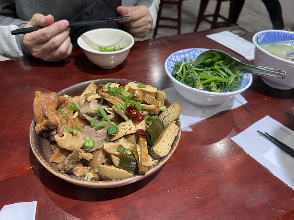 Braised plate at Dōngyǐn Kuàidāoshǒu in Neihu District, Taipei, Taiwan